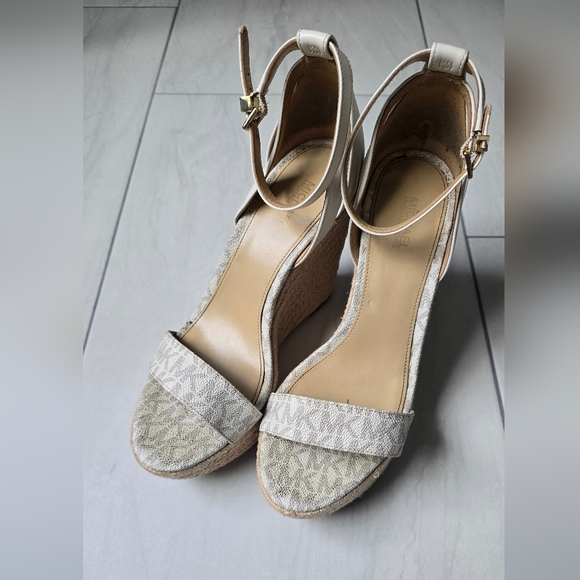 MICHAEL KORS Kimberly Logo and Leather Wedges Sandals Vanilla Cream Shoes Sz 7.5 - Picture 2 of 16